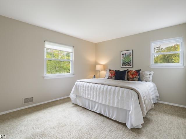 43 Chaucer Dr