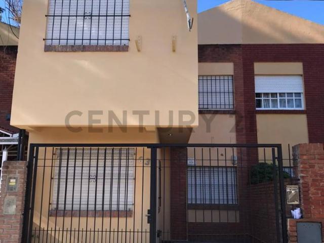 43 e/ 135 y 136 Amplio duplex de 3 dormitorios