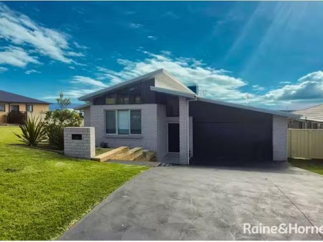 43 Jindalee Crescent, NOWRA House for rent Listed by Zoe Mulq.