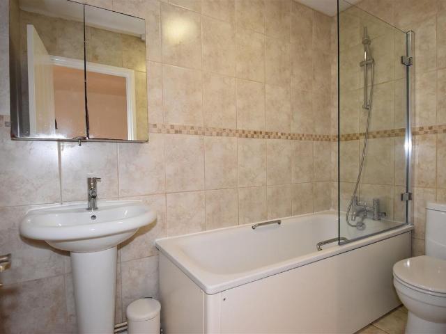 43 Meath Green Lane, Horley RH6, 1 bed flat to rent, £1,250 pcm | PrimeLocation