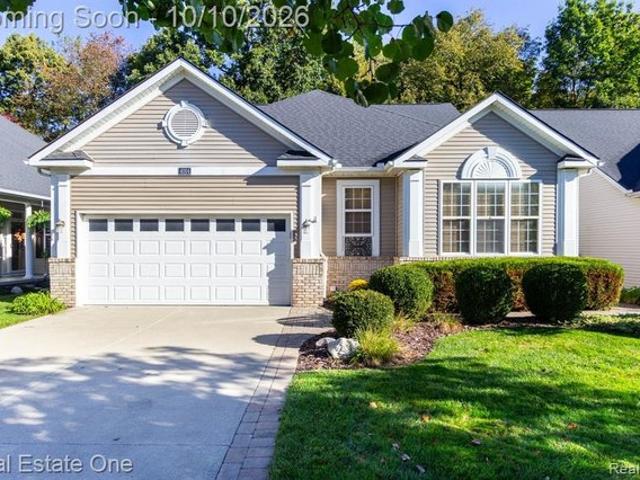 4004 Hillsdale Dr, Auburn Hills, MI 48326