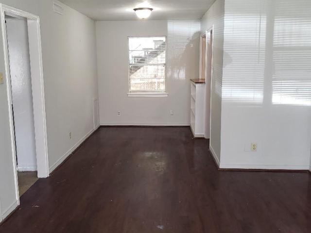 400 Oak Dr, 2 beds, 1 full bath