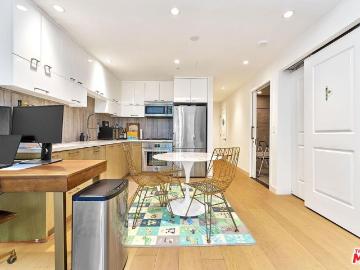 400 S Broadway 828