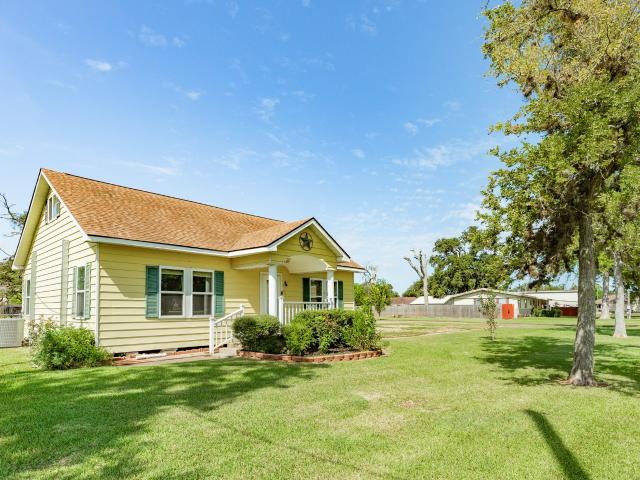 402 Goliad St CR 821