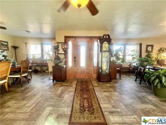 402 Dunn St, Yoakum, TX 77995 | MLS #536254