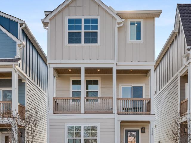 402 Hawthorn ln
