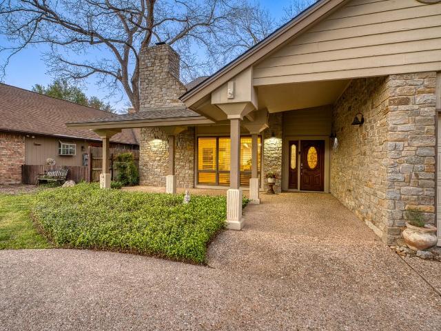 402 Meadowlakes Dr