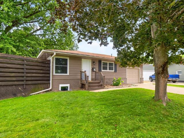 402 Sunset Court NE