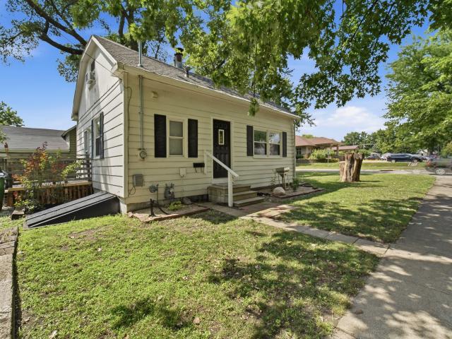 402 W Mamie Eisenhower Avenue