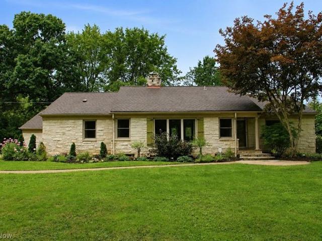 4030 Som Center Rd, Moreland Hills, OH 44022