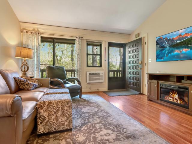 403 Deerpath W, Unit F