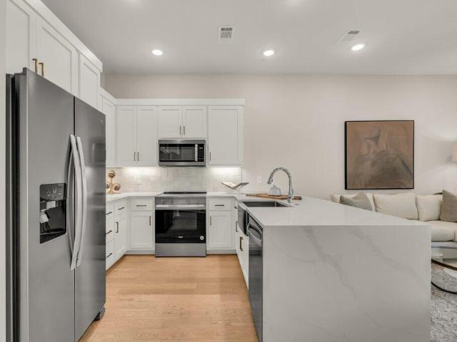 403 Russell St #202