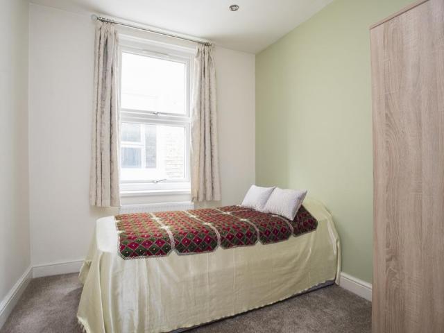 404 Kingston Road, Surrey KT1 1 bed in a house share to rent £750 pcm £173 pw