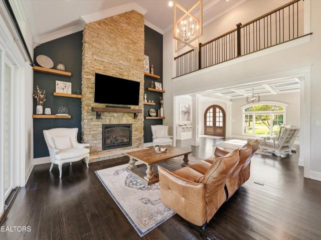 404 Stone Villa Lane