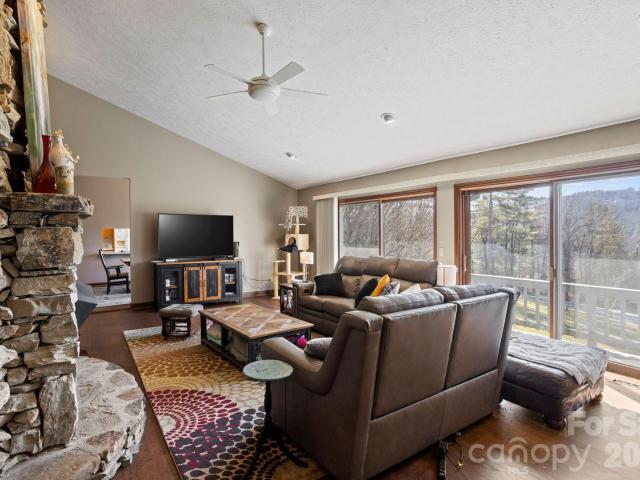 404 W Browning Rd, Hendersonville, NC
