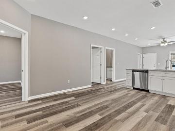404 W Matthews