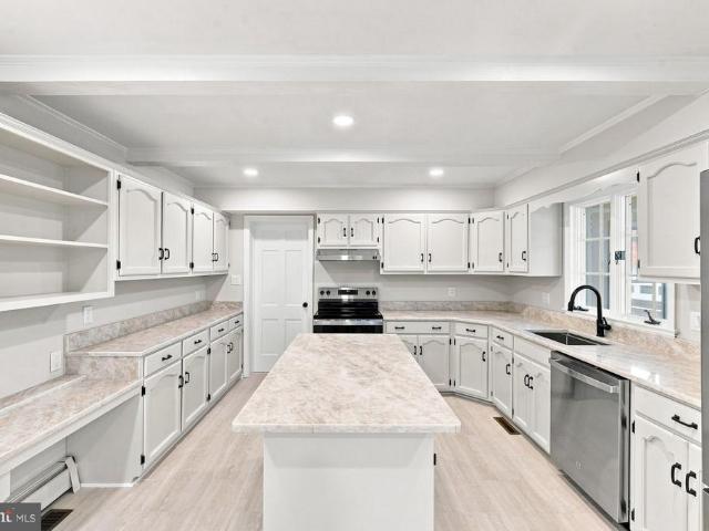 405 Colin Lane NW