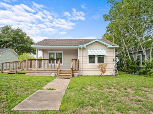 405 N College St, Weimar, TX 78962 | MLS #96101