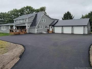 House for sale in Sunbury - Parking, Swimming pool