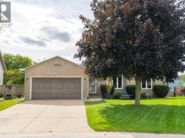 4069 Pine Street, Petrolia, ON, N0N 1R0 house for sale | Listing ID 26023 | Royal LePage