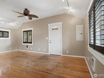 407 Bremerton Boulevard W