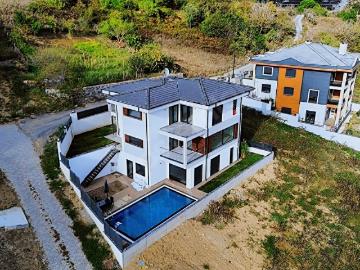 408m2 arsa içerisinde tripleks müstakil havuzlu Satılık villa