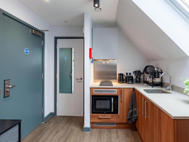 40 41 High Street, Egham TW20 Studio to rent £1,209 pcm £279 pw