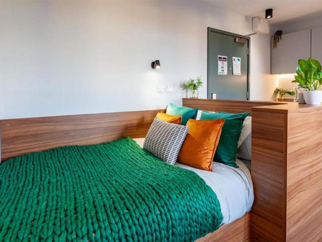 40 41 High Street, Egham TW20 Studio to rent £1,296 pcm £299 pw