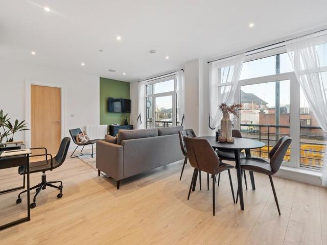 40 48 Pyrcroft Road Chertsey KT16 1 bed apartment to rent £1,425 pcm £329 pw