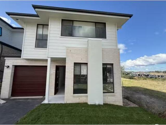 40 Ursa Street, Box Hill House for rent Listed by Zhenzhen j.