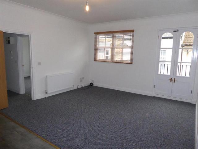 40 Albert Street, Ramsgate CT11 2 bed flat to rent £925 pcm £213 pw