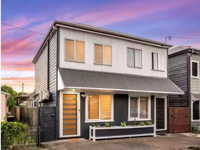 40 Chinchen Street, ISLINGTON Townhouse for rent Listed by Al.