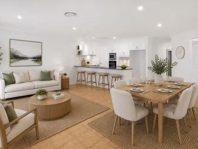 40 Martingale Circuit, Clear Island Waters, QLD 4226 House f.