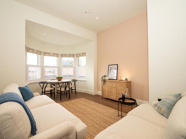 40 Moor Road, Headingley, Leeds, LS6 4BJ 2 bed apartment to rent £1,850 pcm £427 pw