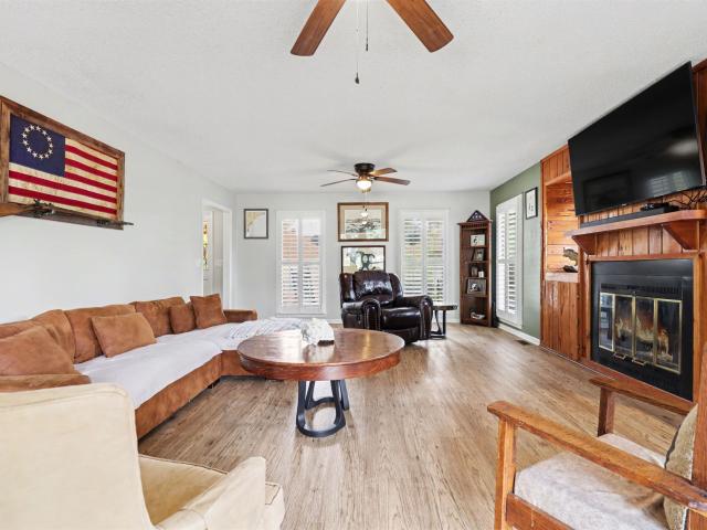40 Pine Grove Ln