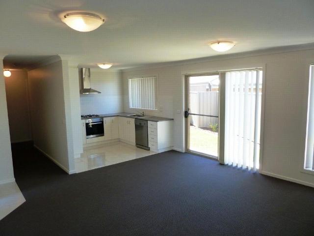 4/10 Mirrul Street Glenfield Park, NSW 2650
