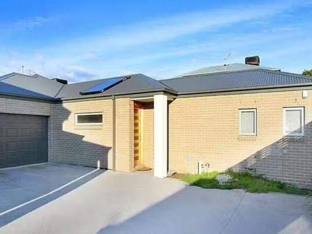 4/10 Tekapo Crescent, Taylors Lakes, VIC 3038