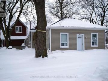 Wellington, Ontario - Garden, Parking, Fireplace