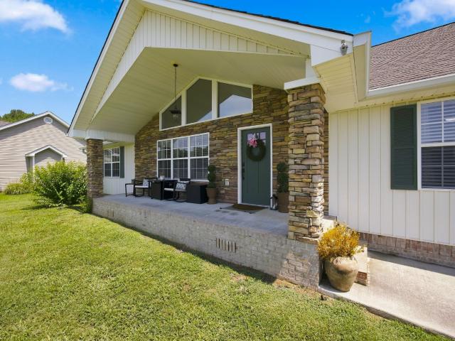 410 Thoroughbred Dr NW