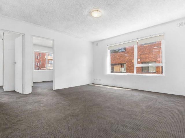 Apartment with 2 bedrooms, 1 bathroom & parking for 1 car