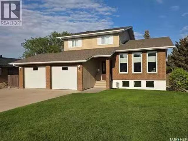 411 Milburn Crescent, Swift Current, SK, S9H 4X8 house for s.