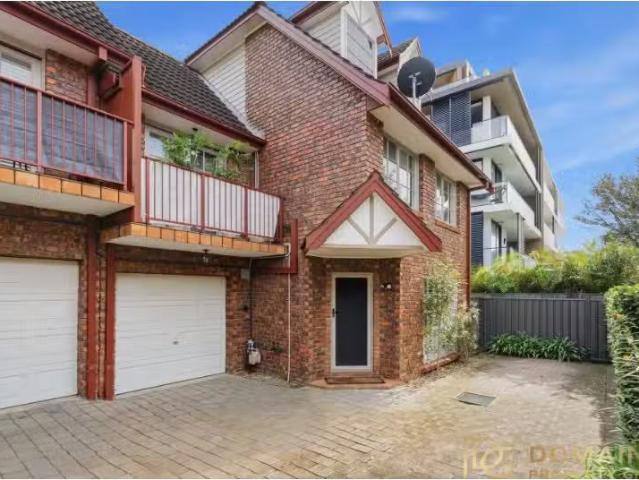 4/12 Duke Street, Point Frederick Townhouse for rent Listed b.