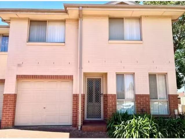 4/12 Pine Road, Casula Townhouse for rent Listed by Chris Zam.