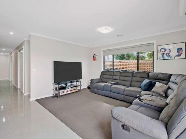 4/13 Tinworth Avenue, Mount Clear, Melbourne