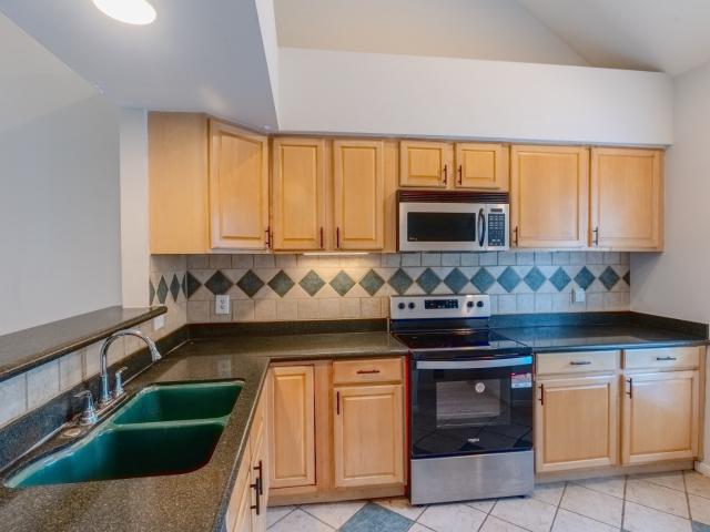 4144 Greystone Way 702