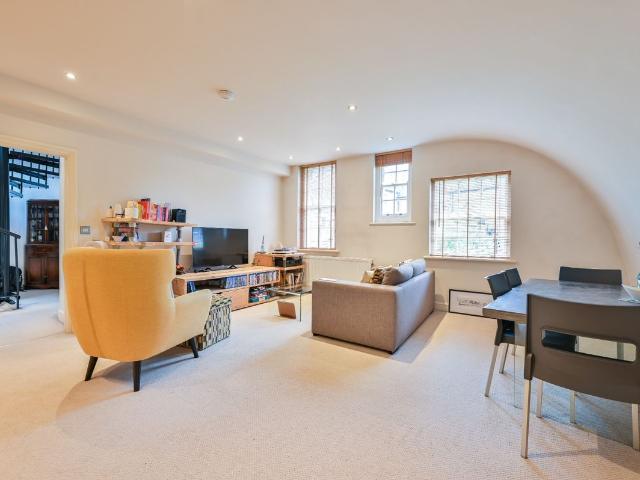 418 Lee High Road, London SE12, 2 bed flat to rent, £2,000 pcm | PrimeLocation