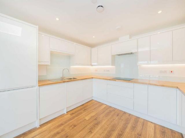 41 Greenview Drive, London, SW20 9DS, United Kingdom | 2 bed apartment for rent #137836991 | Rentberry