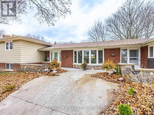 41 Hamilton Drive, Newmarket, ON, L3Y 3E7 house for sale | Listing ID N12588 | Royal LePage