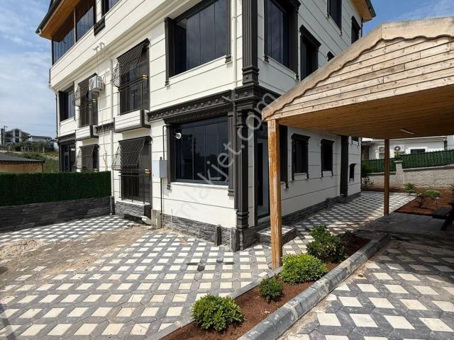 4+1 Kombili Teraslı Geniş Bahçe Kullanım Alanlı Fırsat Villa