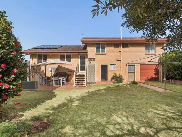 4+1 Large Family Home in Fantastic Location